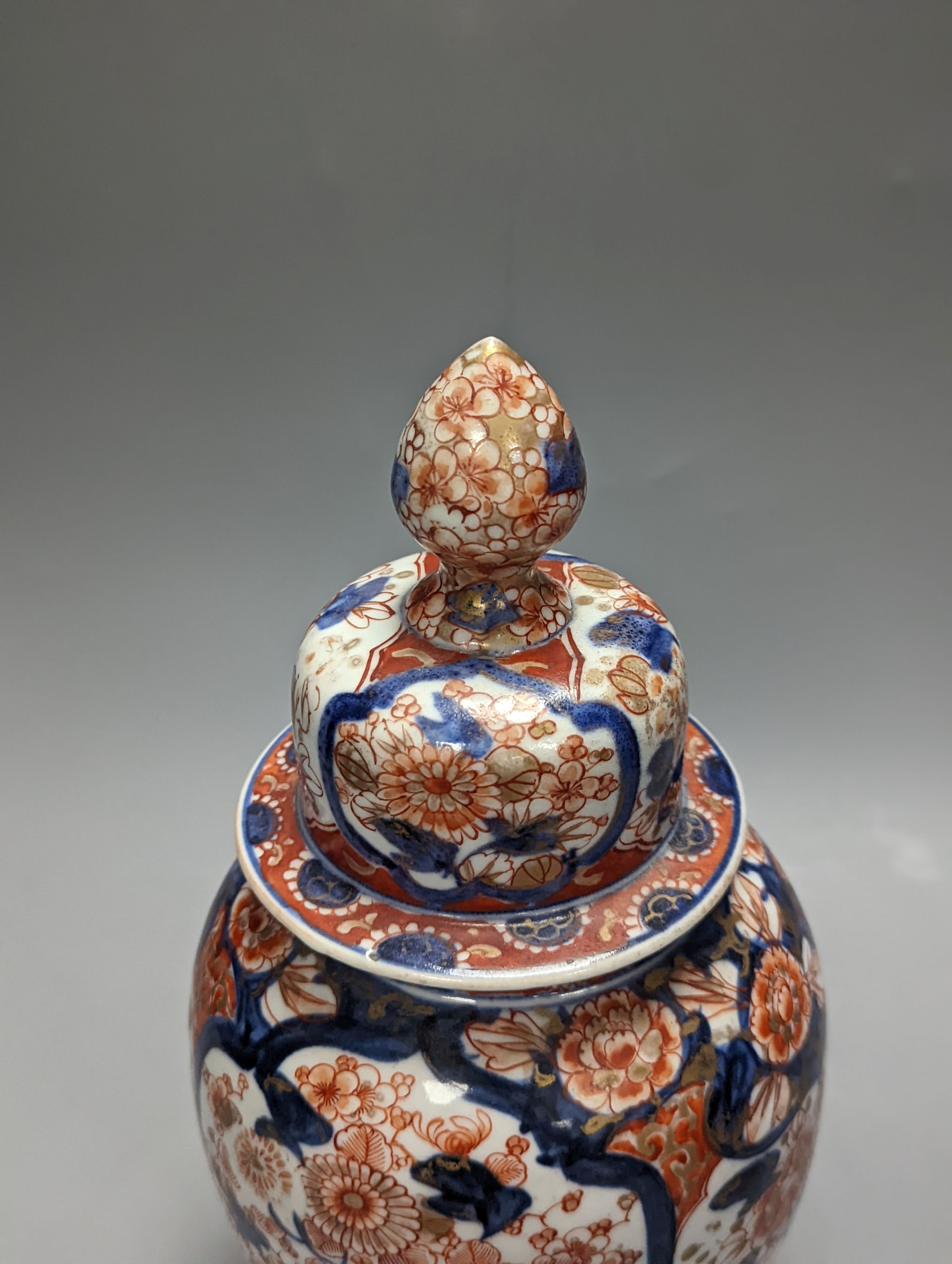 A 19th century Japanese Imari lidded vase 28cm